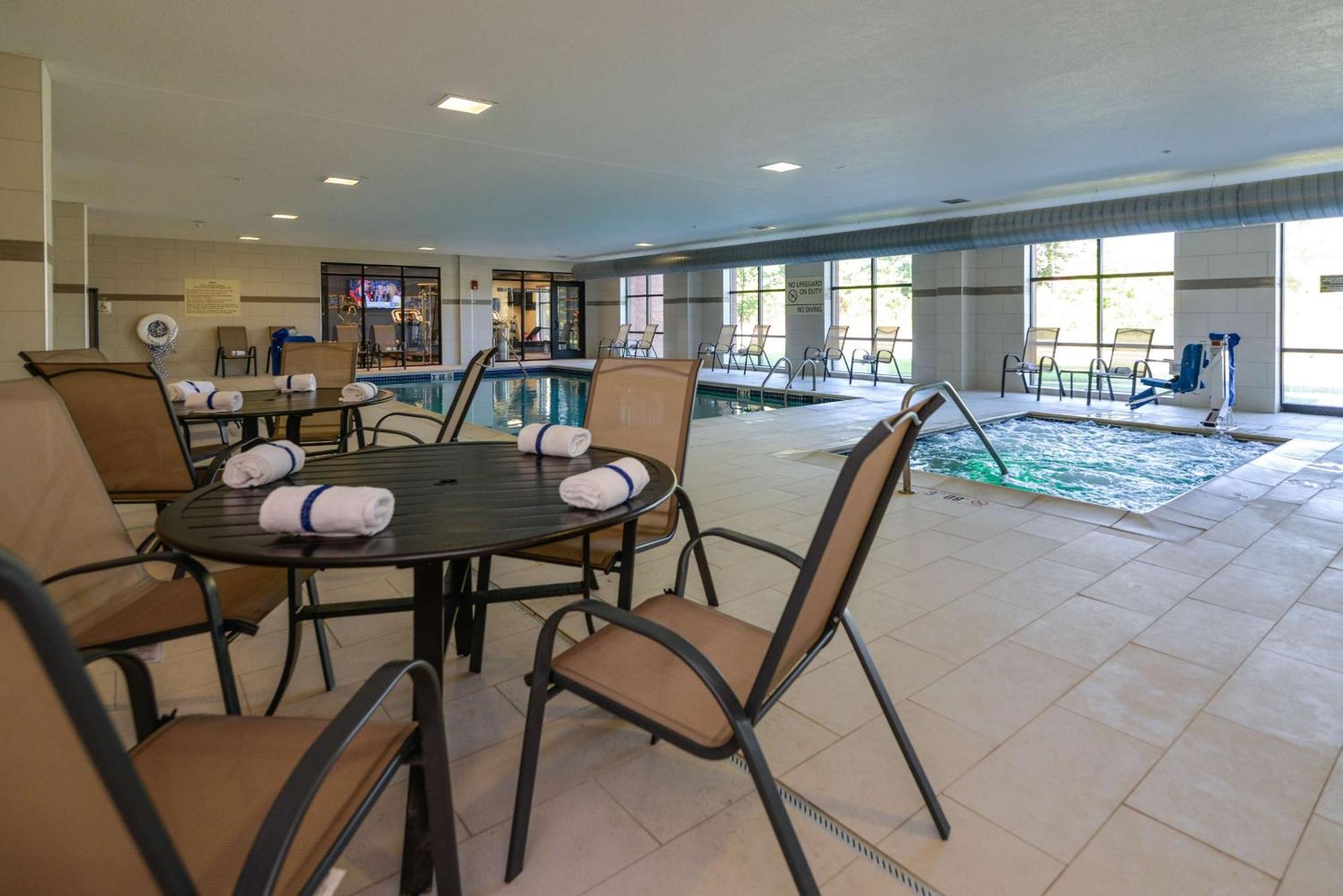 Hampton Inn Brighton Mi Exteriör bild